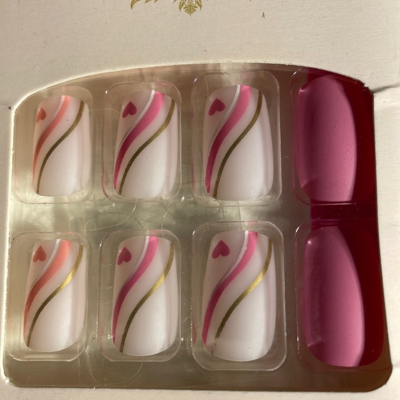 24 pc Press on Nails - Picture 2 of 3